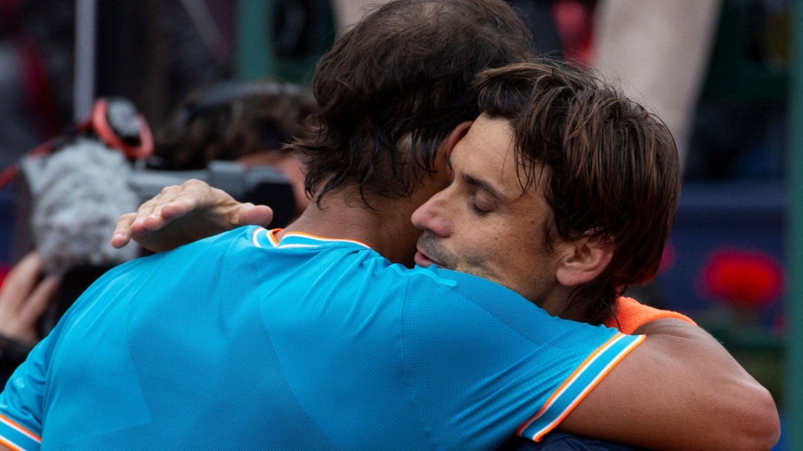 Nadal abraça Ferrer després de derrotar-lo en el seu últim Godó