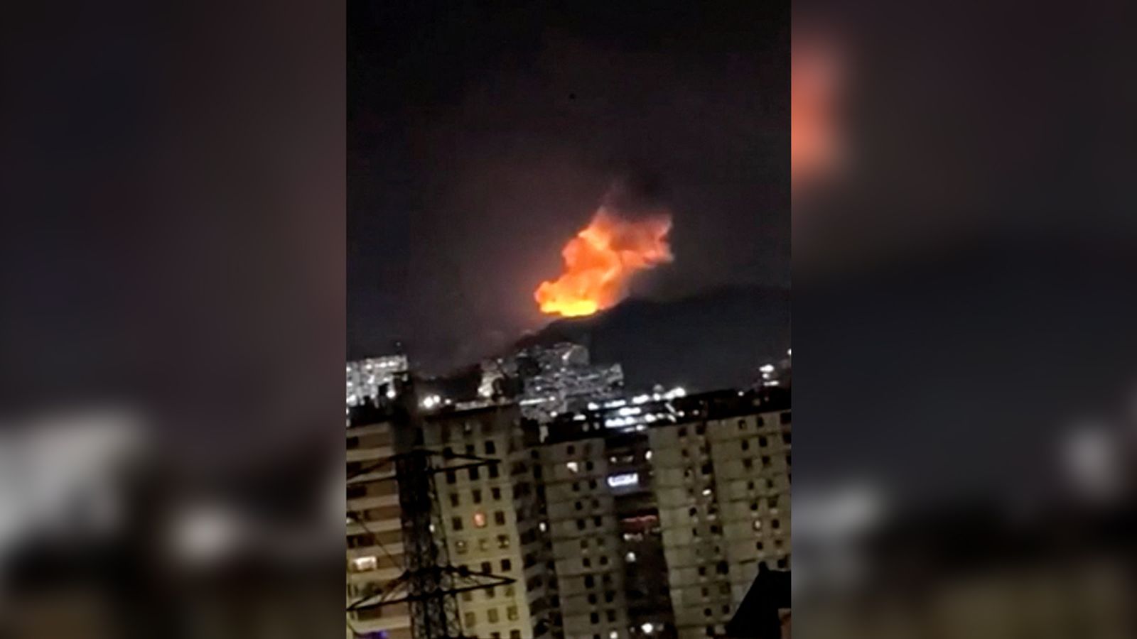 La columna de fum a Caracas durant la nit