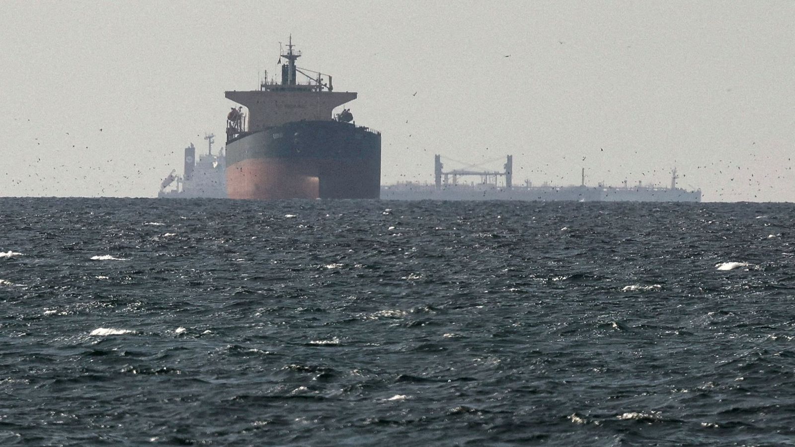 Un barco s'acosta a l'estret d'Ormuz, que l'Iran assegura haver reobert al trànsit marítim