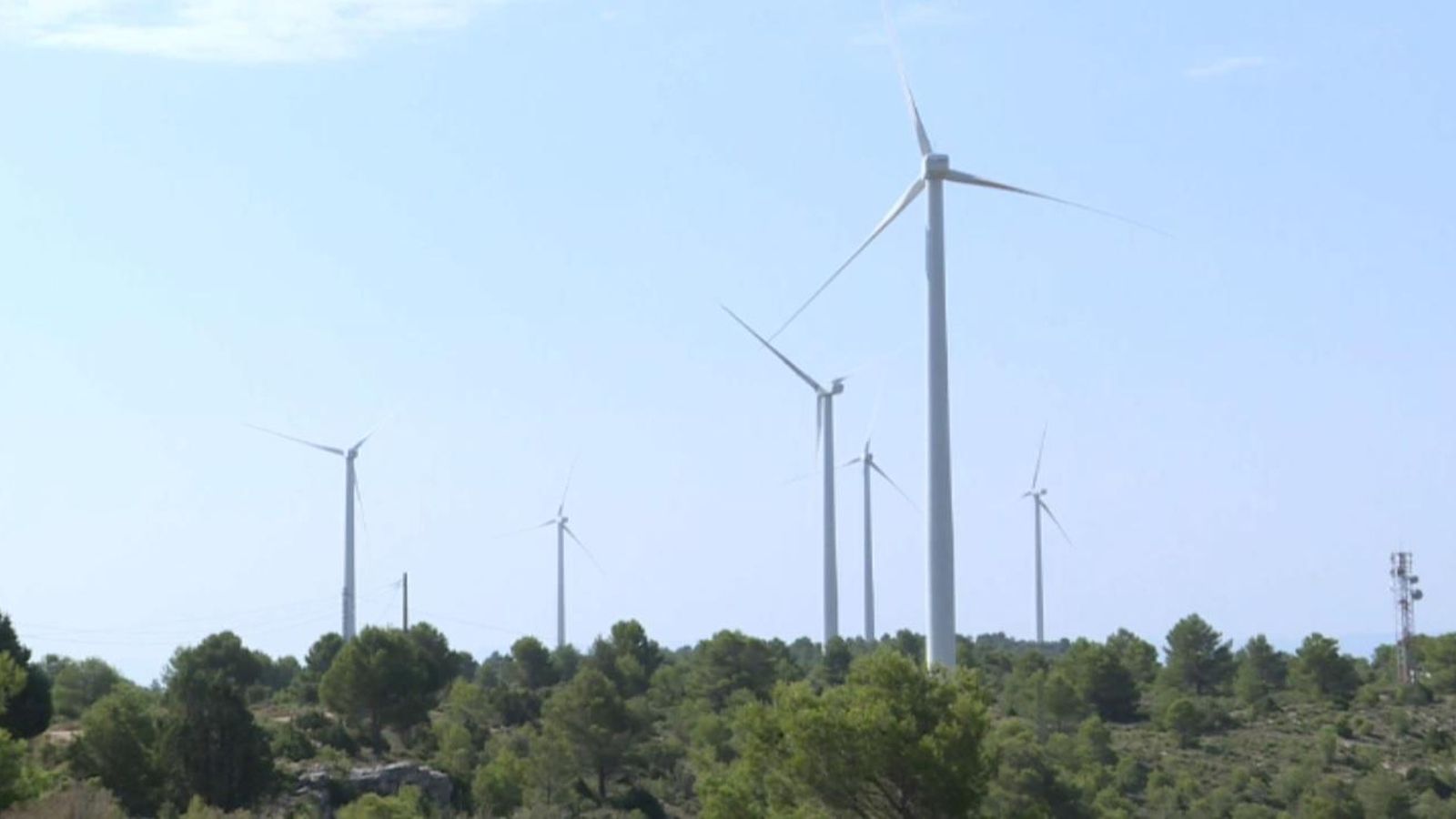 El projecte combinarà la producció fotovoltaica, hidràulica, eòlica i la biomassa per a generar energia neta.