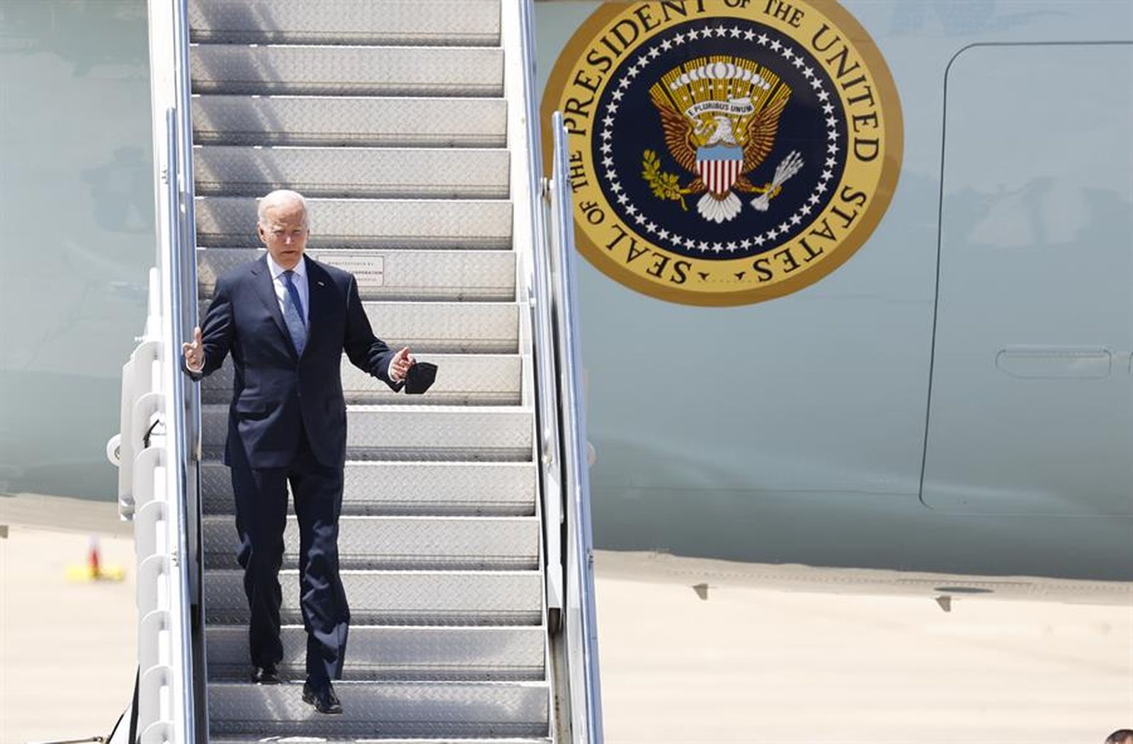 El president dels Estats Units, Joe Biden, baixa les escales de l'avió presidencial Air Force One, aquest dimarts a la seua arribada a la Base Aèria de Torrejón de Ardoz, a Madrid, per a assistir a la cimera de l'OTAN
