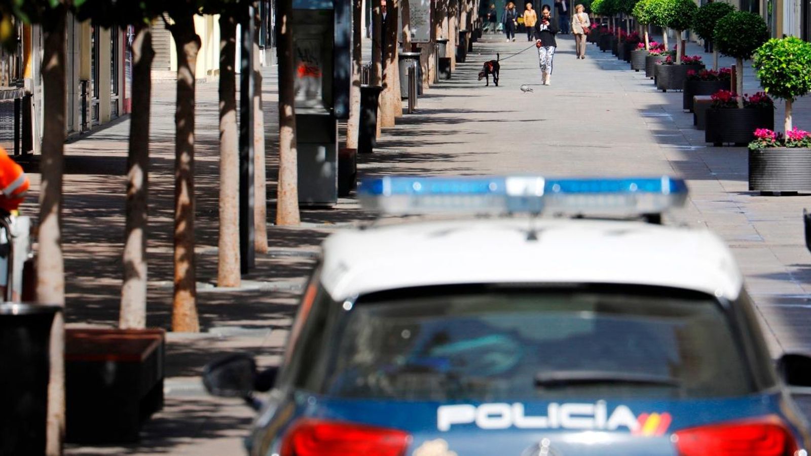 Un cotxe de la Policia Nacional patrulla els carrers de Còrdova