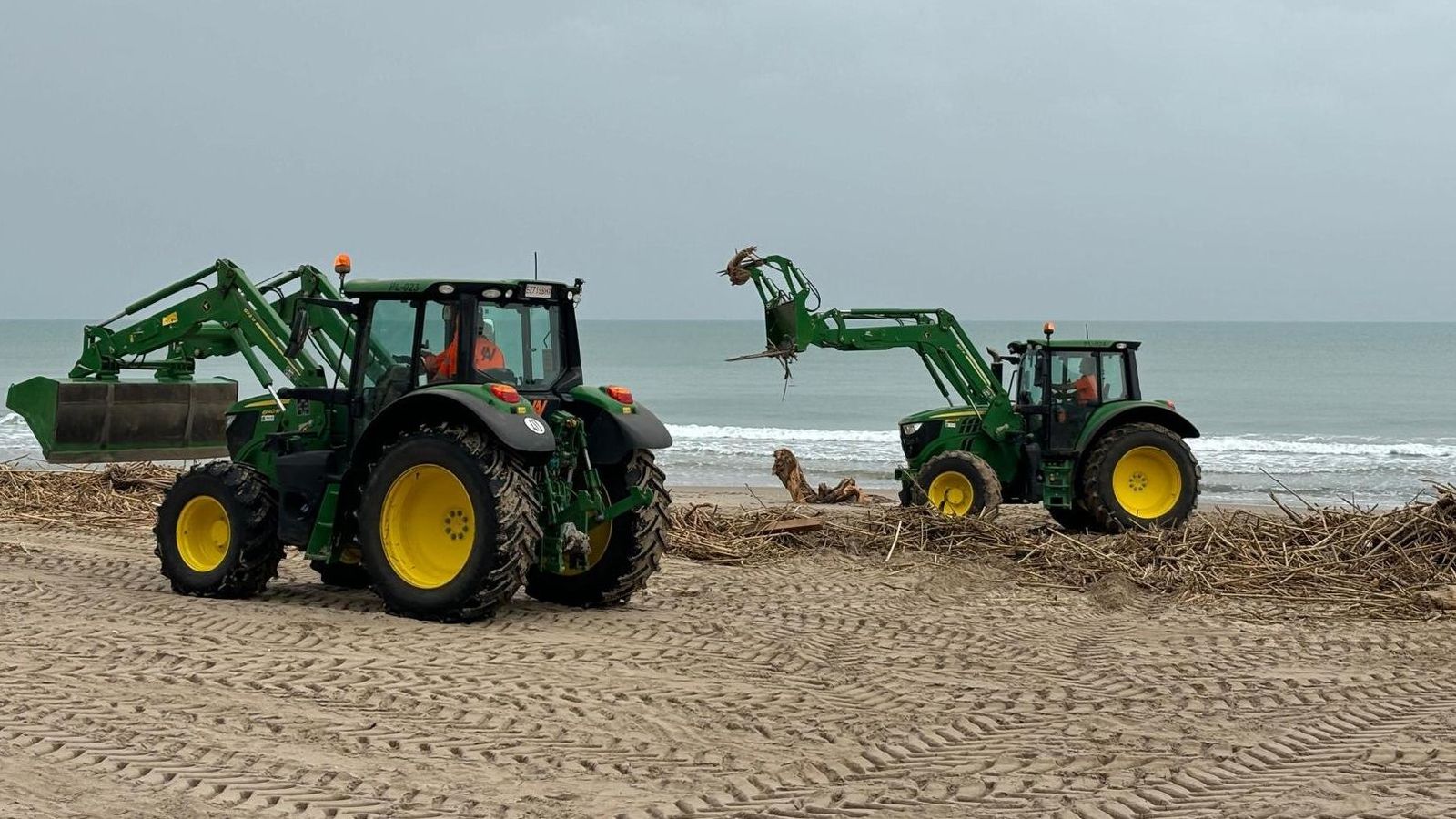 Maquinària municipal neteja les platges del sud de València