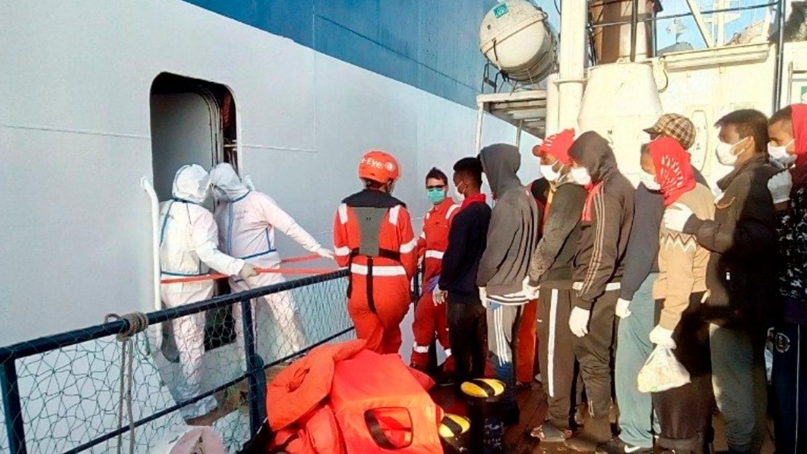 Trasllat de les persones migrants a bord de l'Alan Kurdi a un ferri