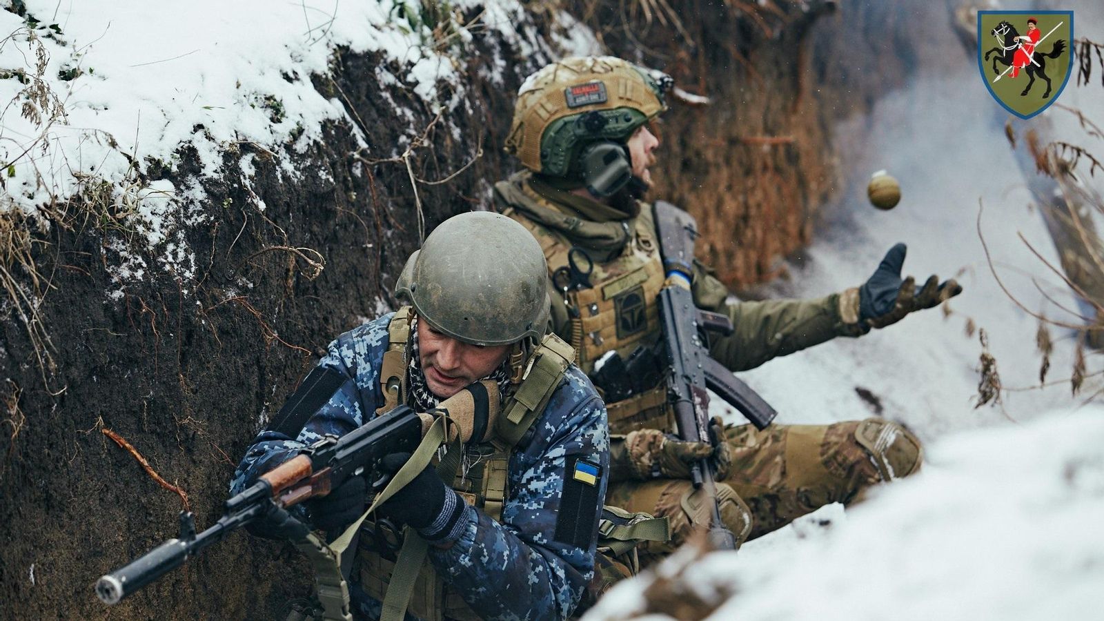 Soldats ucraïnesos en una trinxera plena de neu