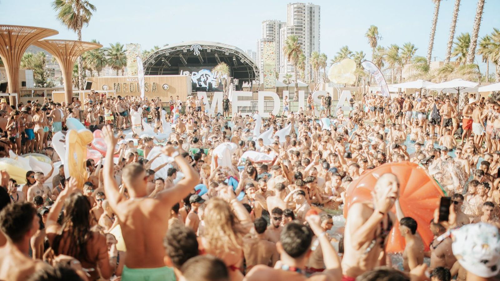 Els primers medusers arribats a Cullera intentaven combatre la calor aquest dijous