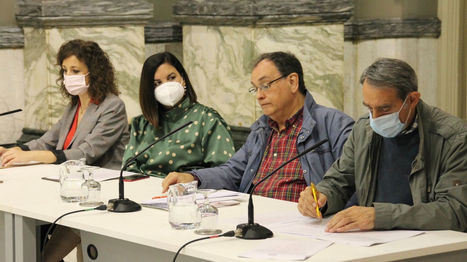 Els representants de l'Associació Espanyola de Crítics Literaris, junt a les regidores de València, en la roda de premsa en què han comunicat els guanyadors dels guardons