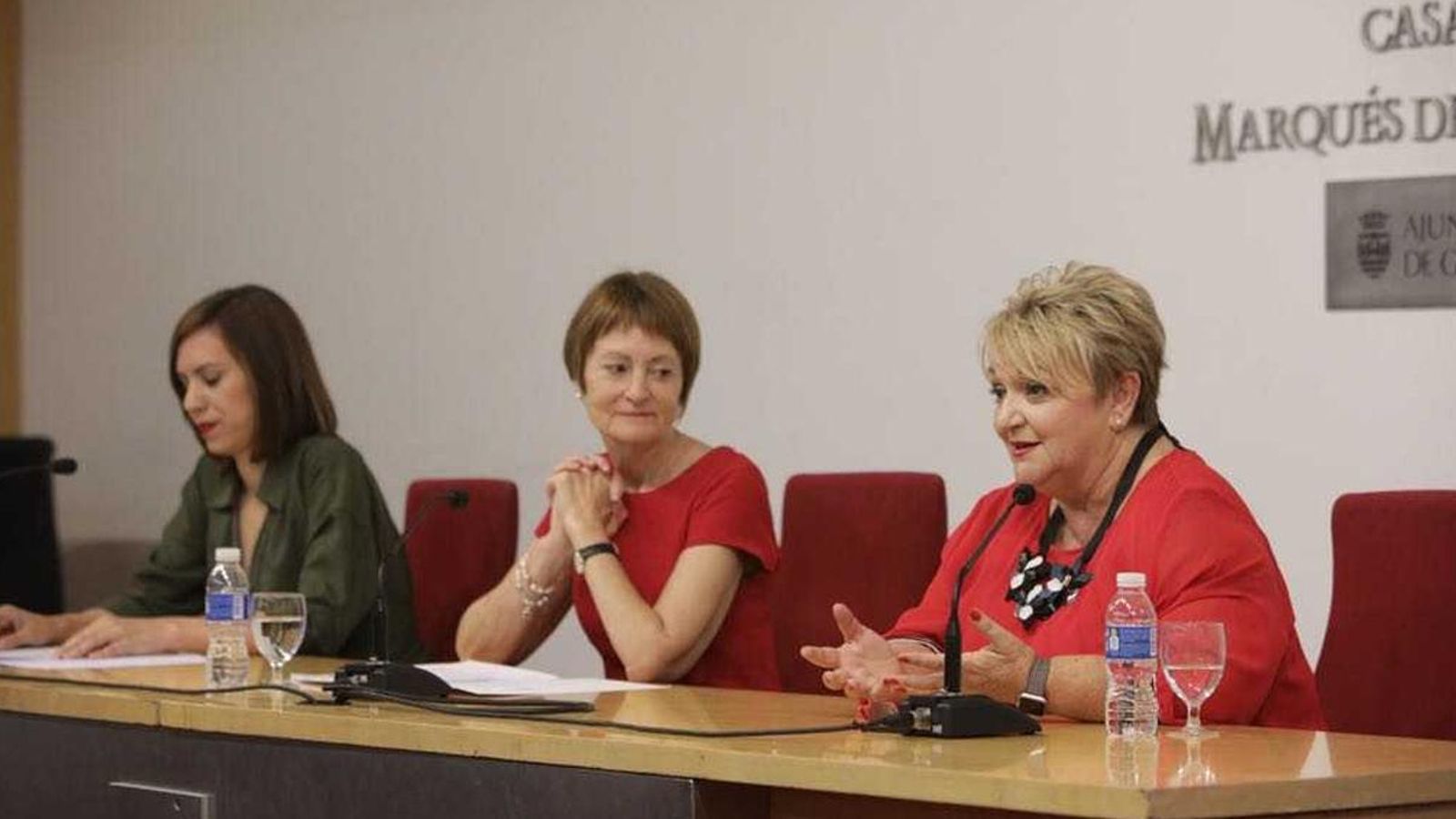 L'alcaldesa de Gandia, Diana Morant, la rectora de la Universitat de València, Maria Vicenta Mestre, i la diputada de Benestar Social, Mercedes Berenguer, durant l'acte de inauguració de la 35a Universitat d’Estiu de Gandia.