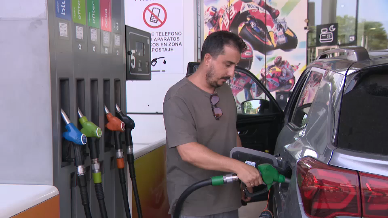 En la imatge, un home posant gasolina
