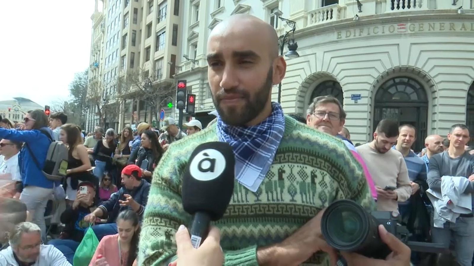 El youtuber Mohamed Rahalista, càmera en mà, en primera fila de la mascletà