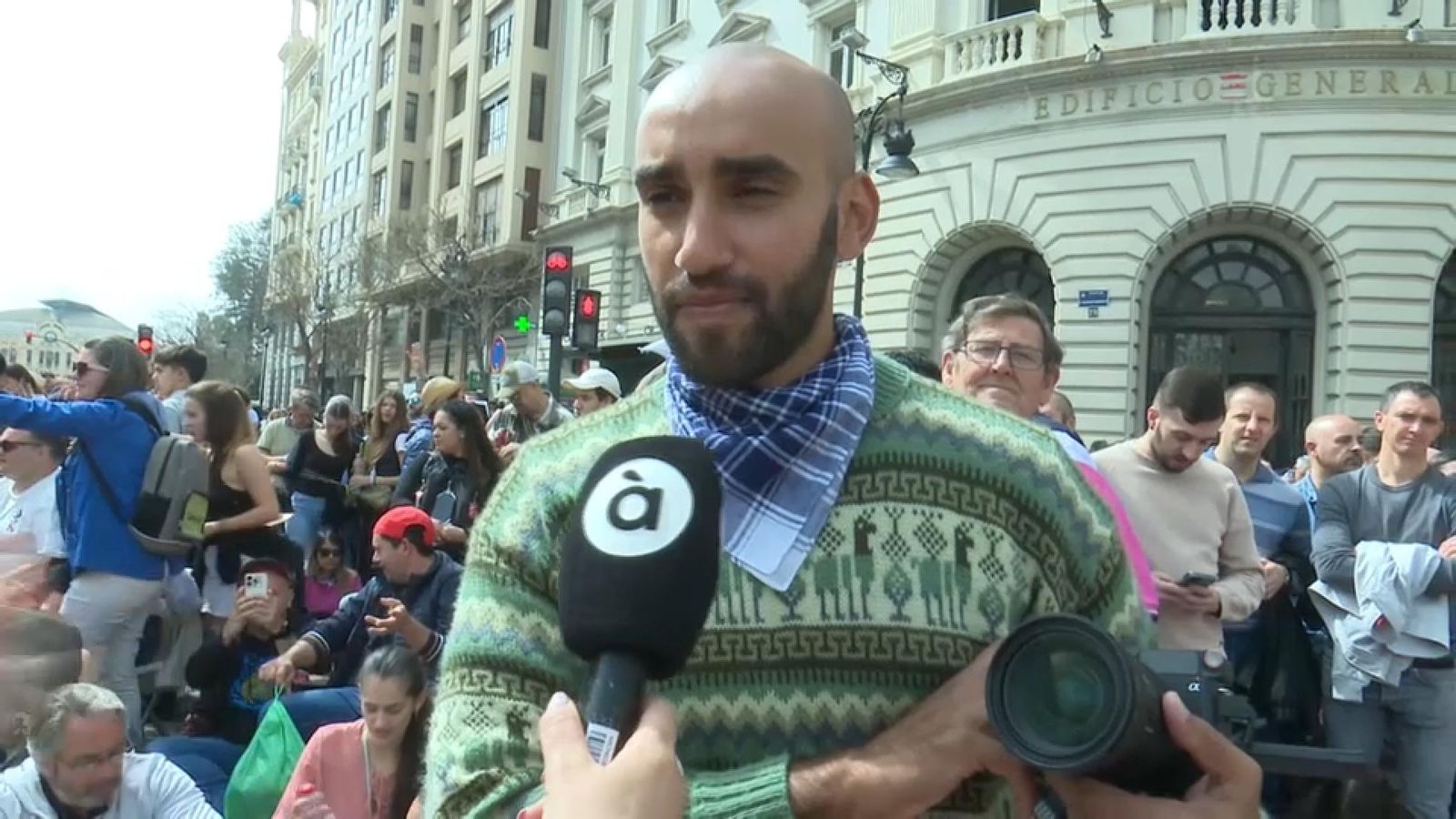El youtuber Mohamed Rahalista, càmera en mà, en primera fila de la mascletà El youtuber Mohamed Rahalista, càmera en mà, en primera fila de la mascletà