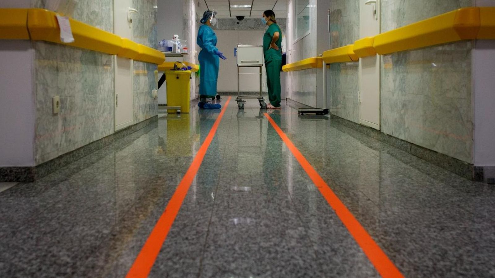 Dos sanitàries conversen en un dels corredors de l'hospital de La Candelària, a les Canàries