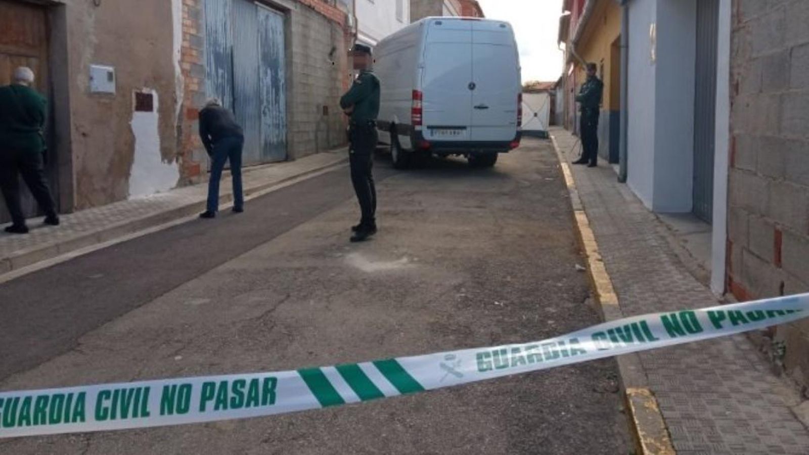 Agents de la Guàrdia Civil inspeccionen la vivenda on residia l'home amb qui havia quedat la jove desapareguda
