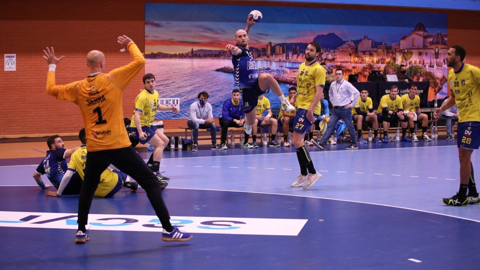 Iván Rodríguez fa un llançament a porteria