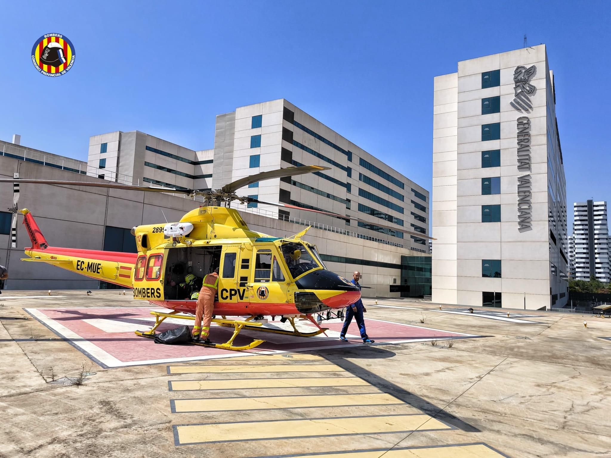 Bombers del Consorci de València han rescatat i evacuat amb helicòpter a un conductor Bombers del Consorci de València han rescatat i evacuat amb helicòpter a un conductor