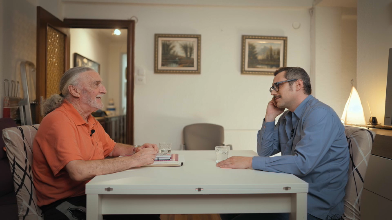 Pere escolta Fèlix amb molta atenció