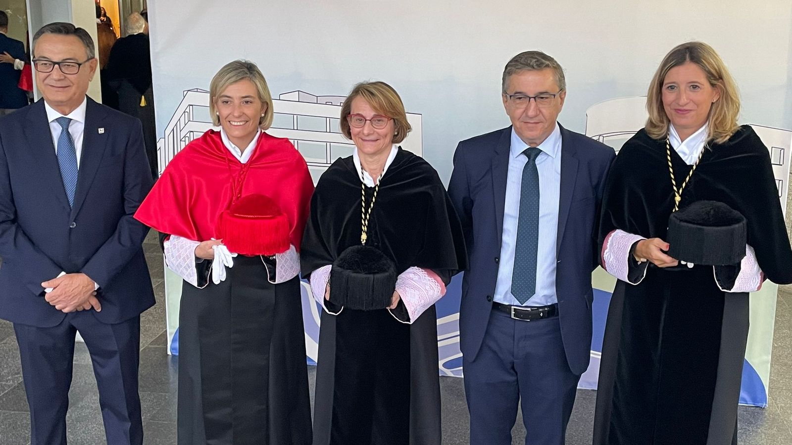 El conseller Rovira (segon per la dreta), la rectora de la UJI, Eva Alcón (centre); i la consellera Elisa Núñez (segona esquerra), aques divendres en l'obertura del curs acadèmic a la UJI