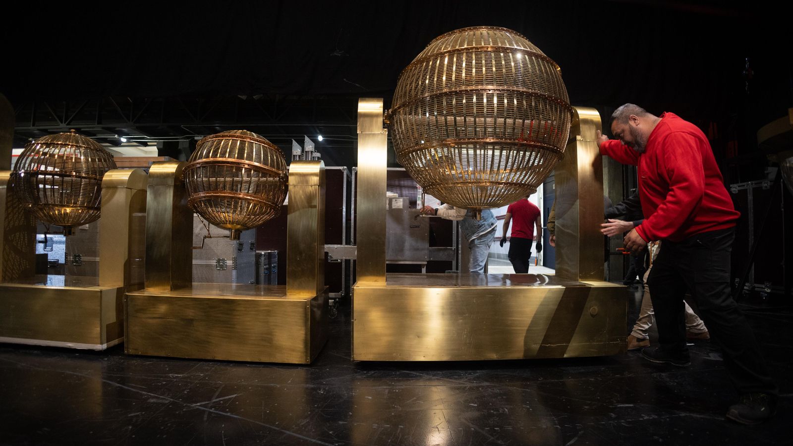 Operaris porten els bombos del sorteig de la loteria de Nadal