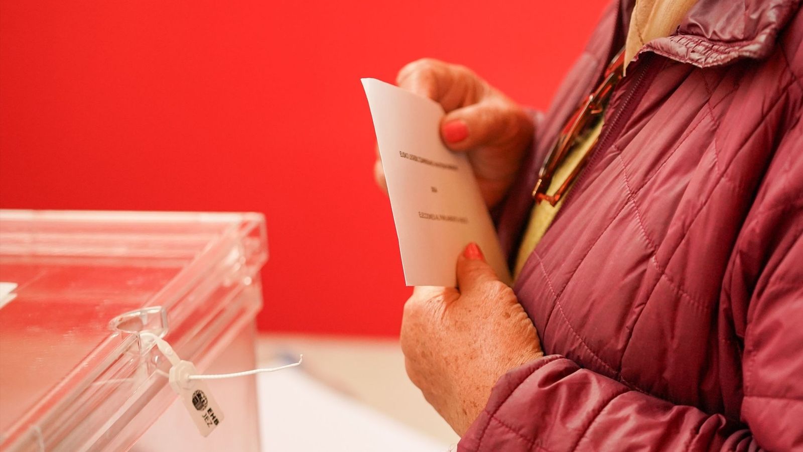 Una dona exerceix el seu dret de vot en les eleccions basques, a la localitat d'Otxandio