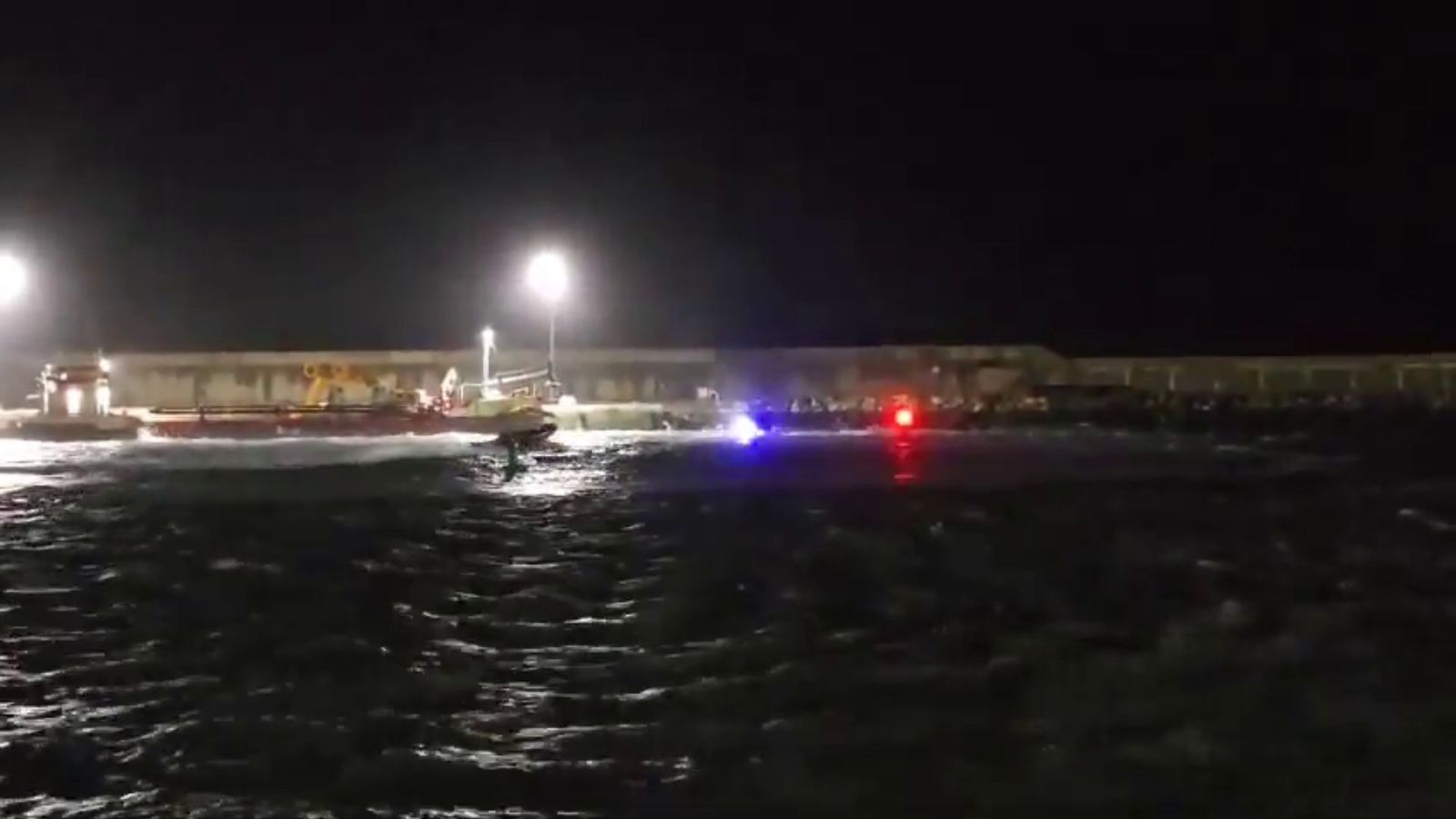 Imatges de l'envestida de la narcollanxa al port de Barbate (Cadis)