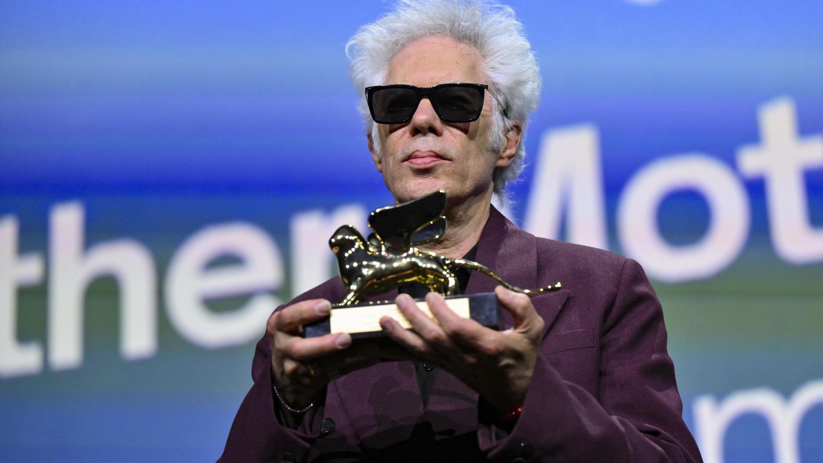 El director Jim Jarmusch amb el Lleó d'Or de Venècia El director Jim Jarmusch, amb el Lleó d'Or de Venècia