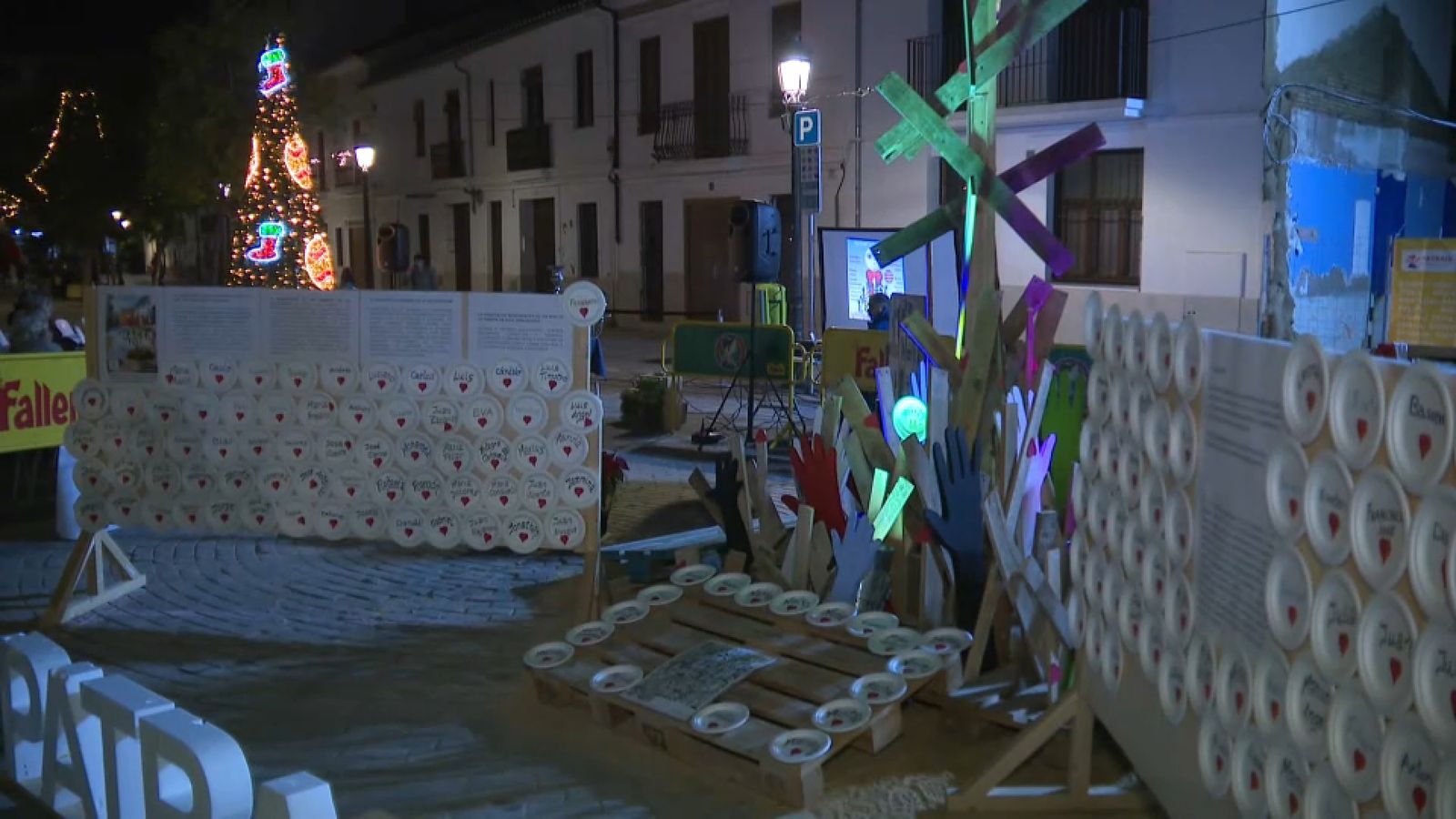 Els preparatius de la foguera de Cap d'Any de Patraix, amb els noms de les 230 víctimes mortals de la dana