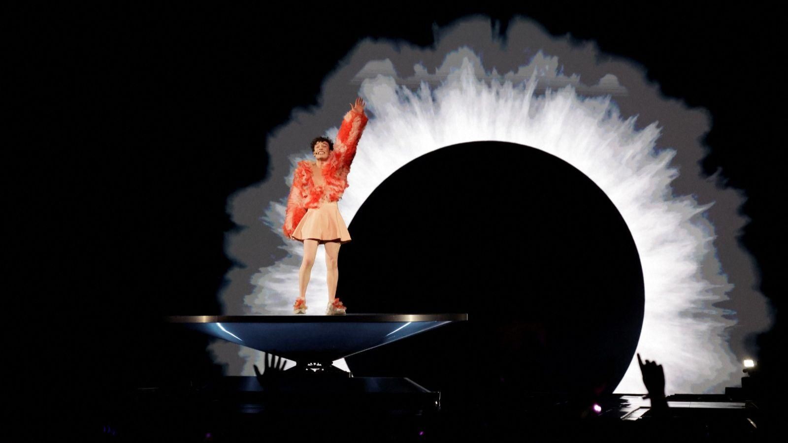 Un moment de l'actuació del representant de Suïssa en la segona semifinal