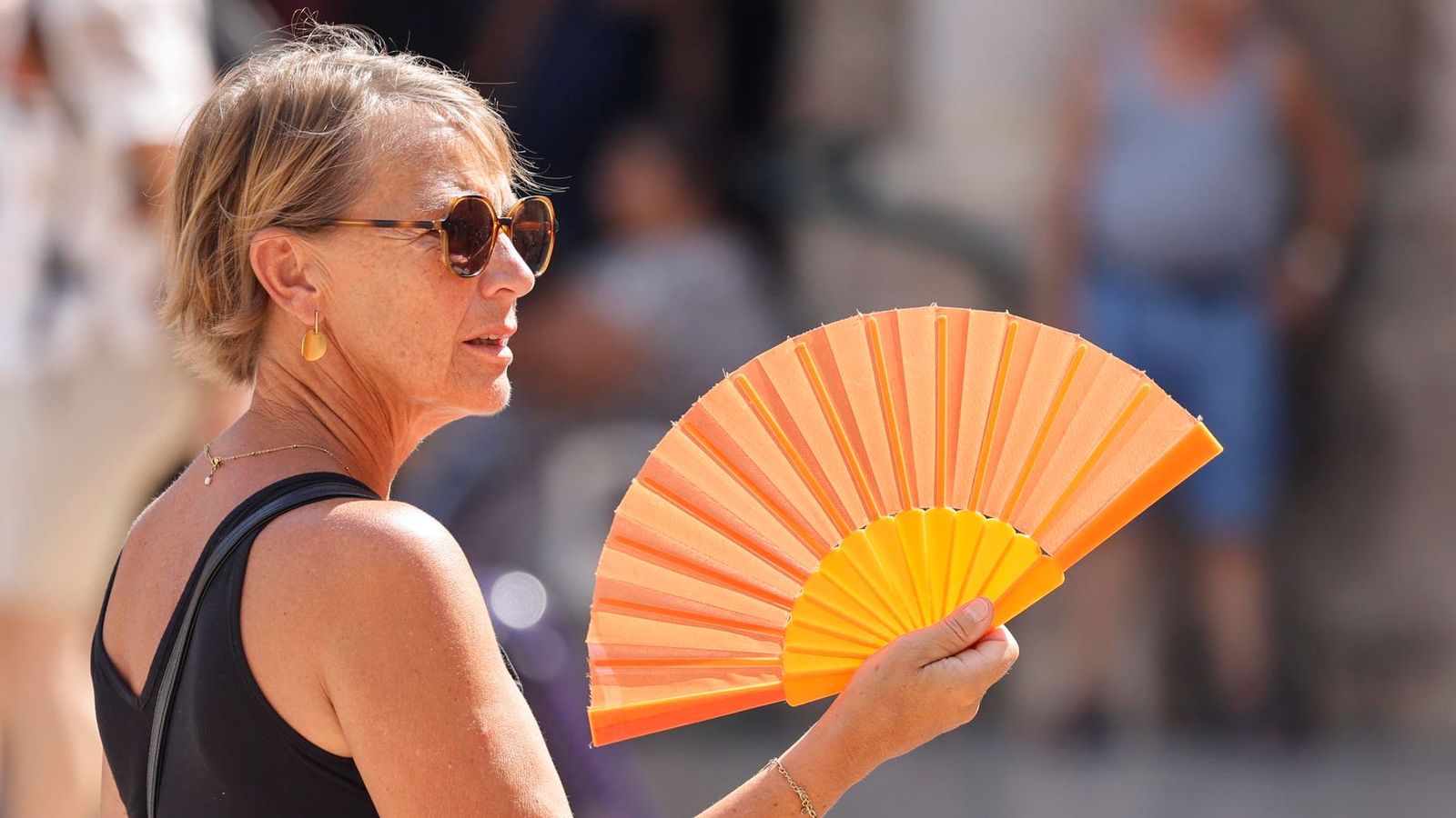 Una dona s'aventa per a combatre la calor al centre de València