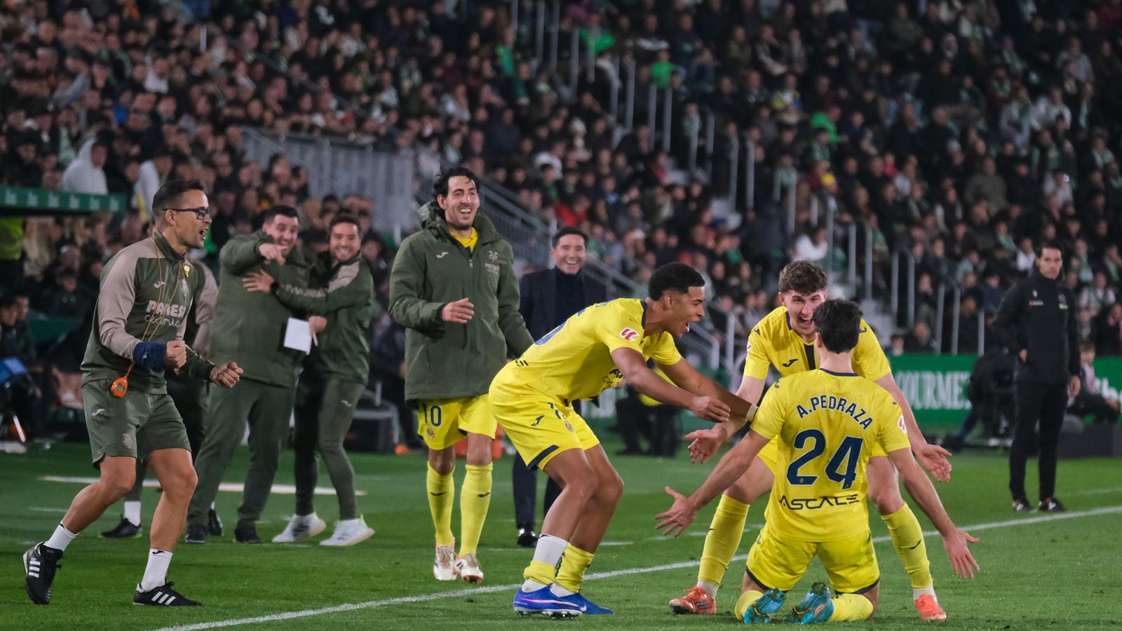 La banqueta del Villarreal celebra el gol de Pedraza al Martínez Valero