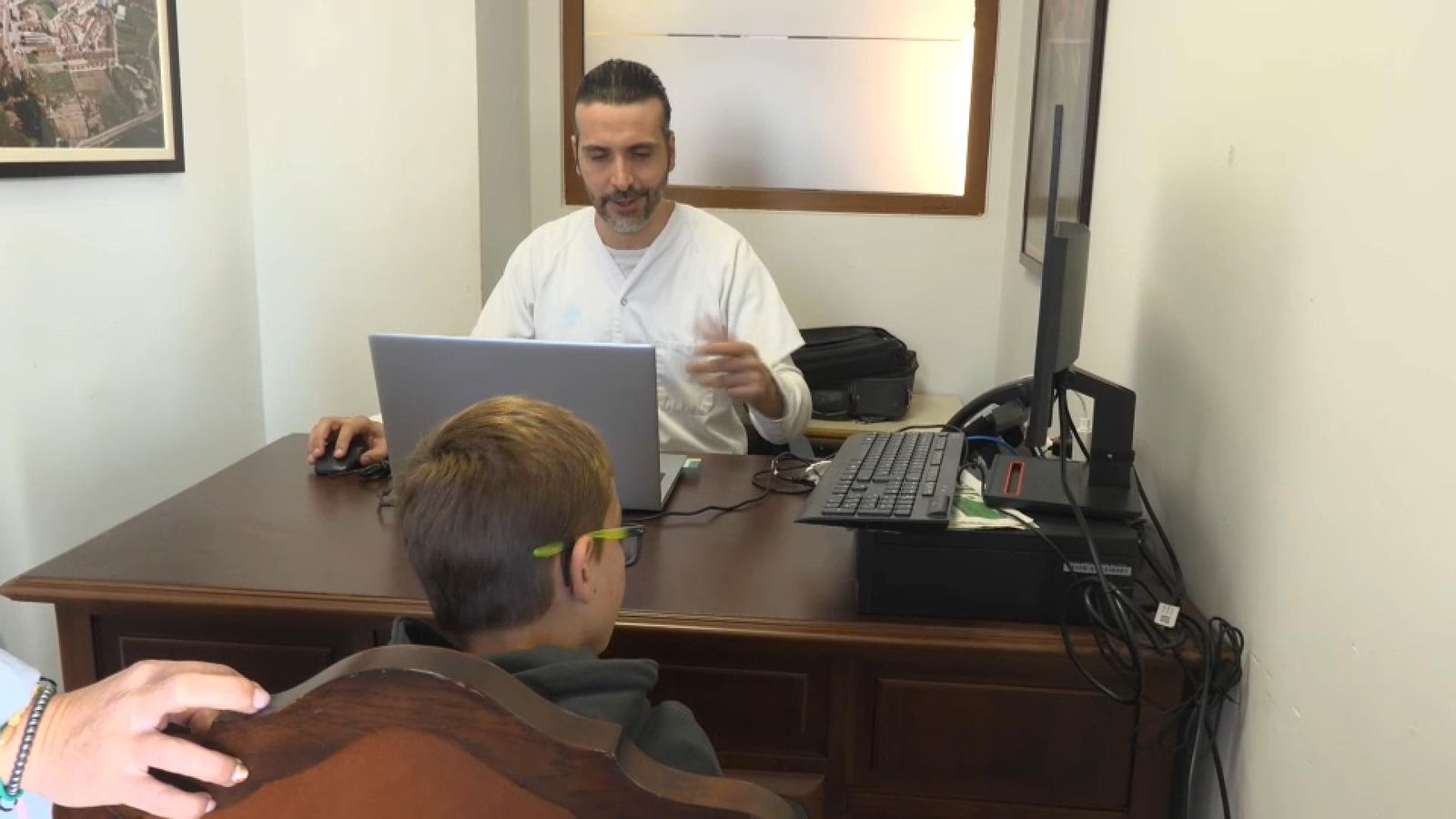 El pediatre Héctor Climent en la consulta amb un xiquet