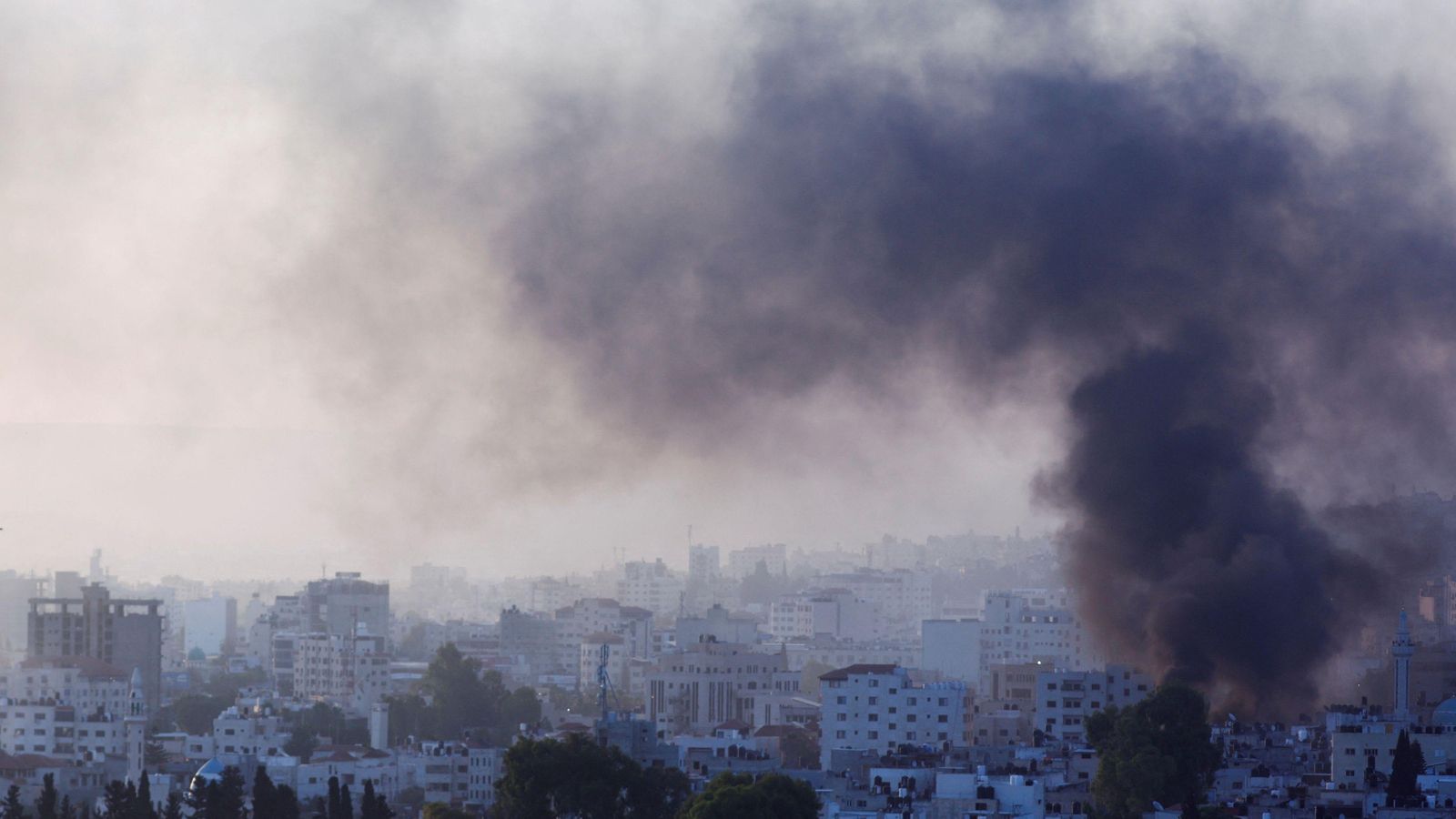 Una columa de fum negre marca el punt de l'impacte d'un dels artefactes d'Israel llançat sobre Jenín