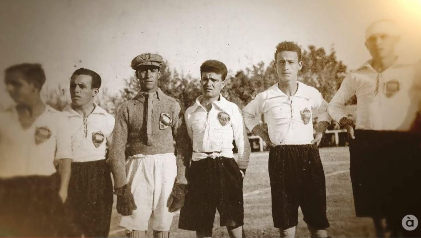 Imatge de la primera equipació quan ja el nom del club era CE Castelló