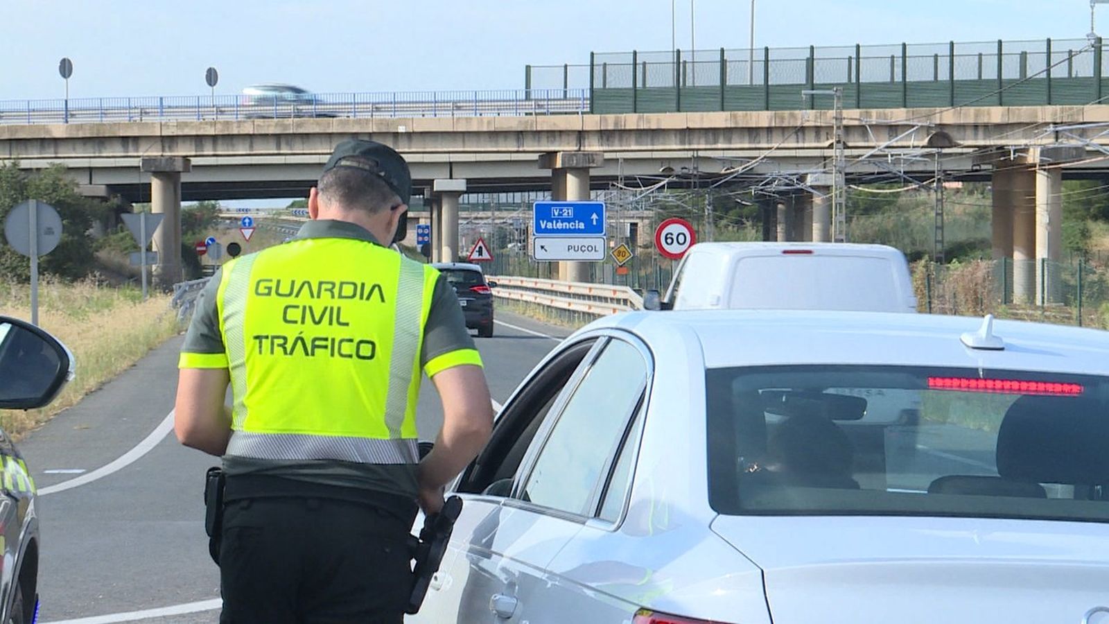 Un agent de la Guàrdia Civil de Trànsit atén un conductor en un control