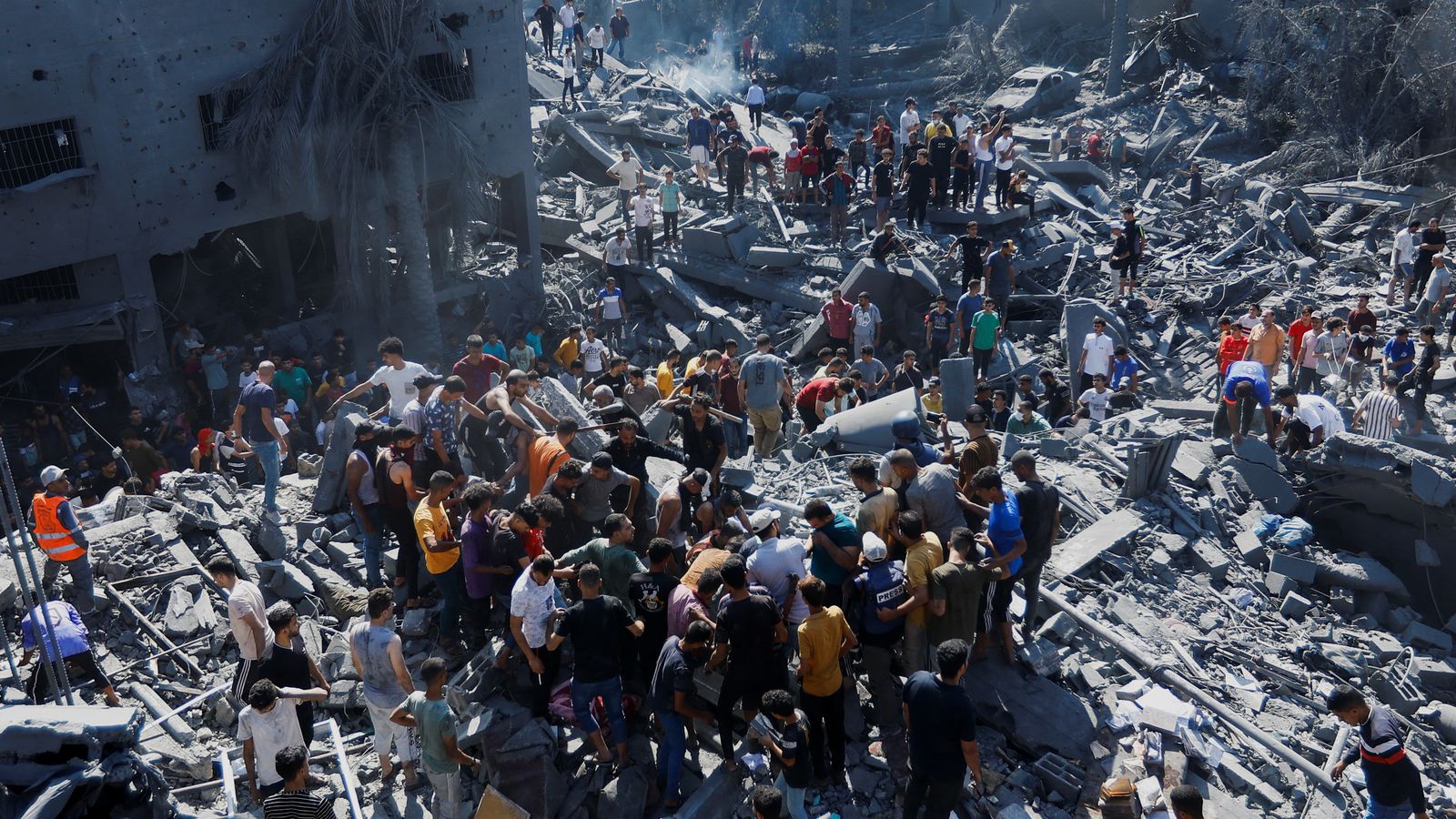 Un grup de persones busca supervivents sota els enderrocs després dels bombardejos israelians sobre Khan Younis, al sud de la Franja de Gaza