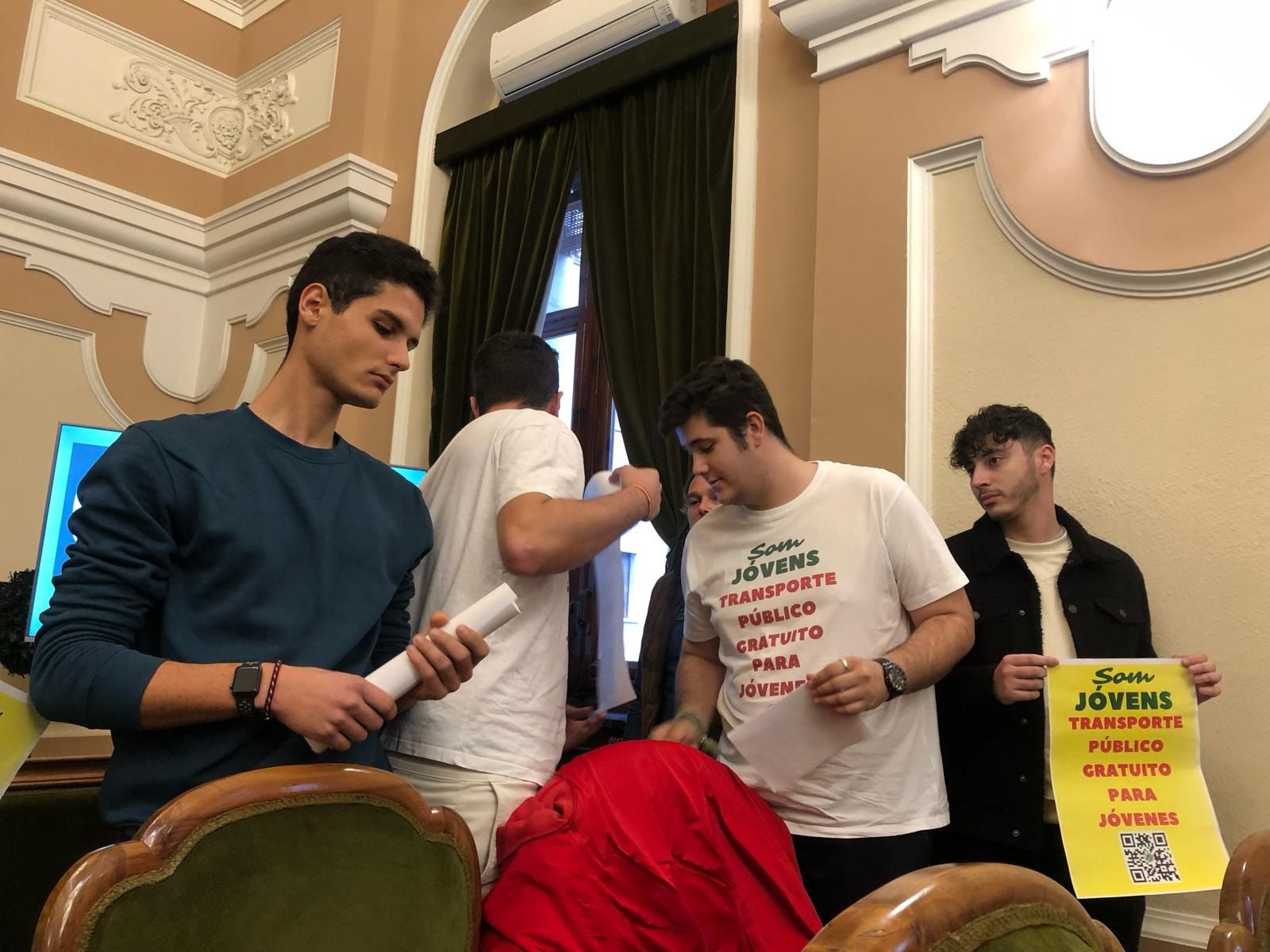 Protesta espontània dins del plenari municipal a favor del transport públic