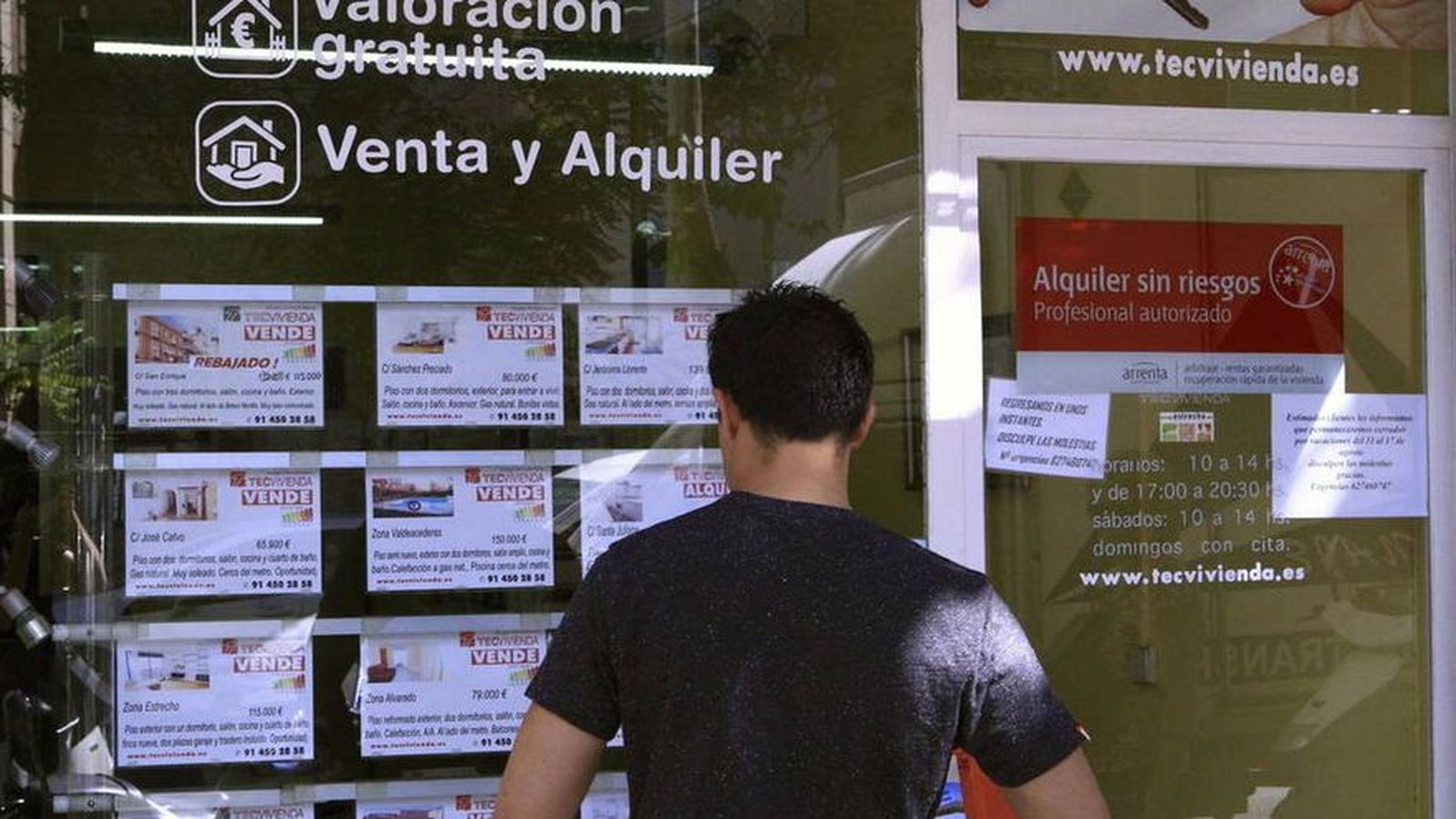 Un home mira l'aparador d'una immobiliària en una imatge d'arxiu