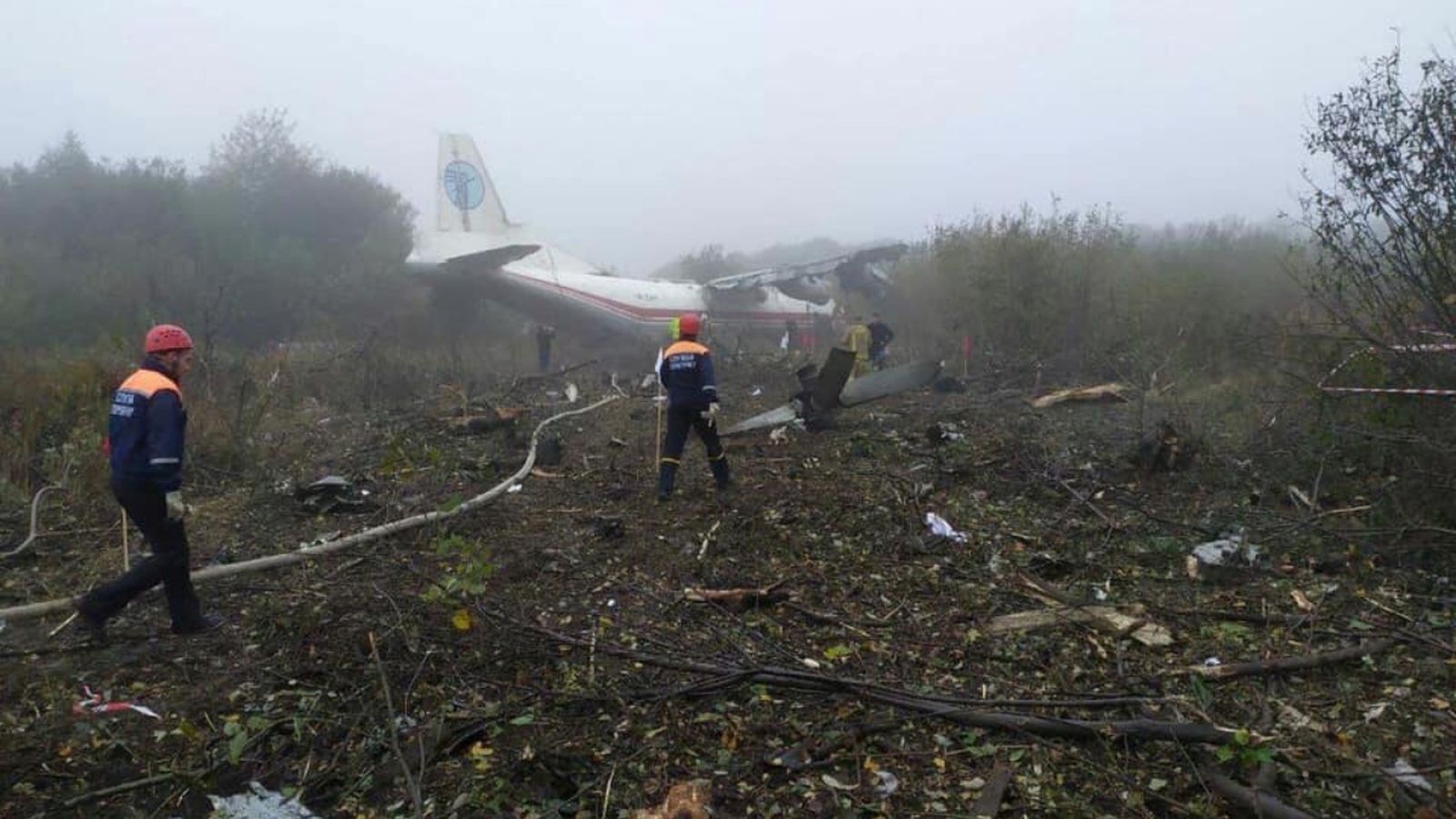 Membres dels serveis d'emergència treballen en el lloc de l'aterratge d'emergència de l'avió Antonov-12, a la regió de Lviv, Ucraïna