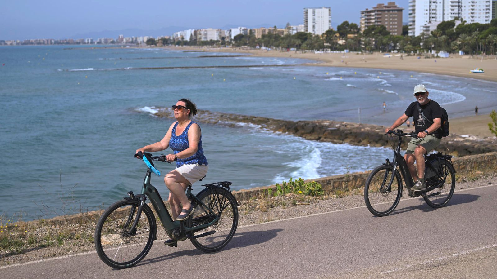 Dos ciclistes a la via verda de Benicàssim este dijous