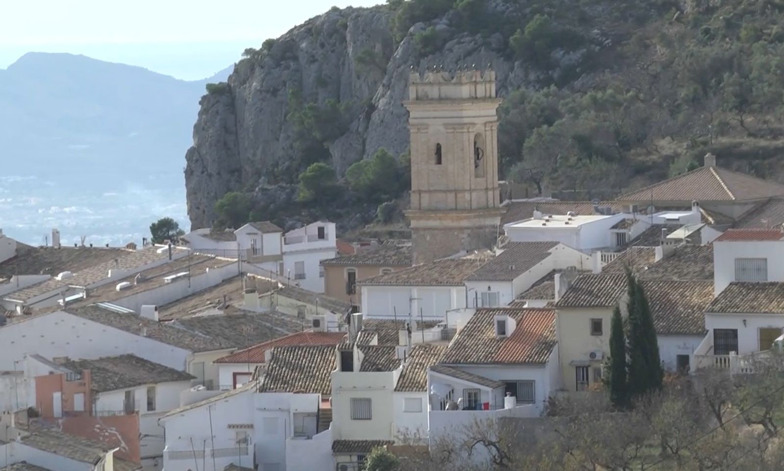 Tàrbena, "agafada amb angúnia a les roques en un difícil equilibri", la descriu Bernat Capó.