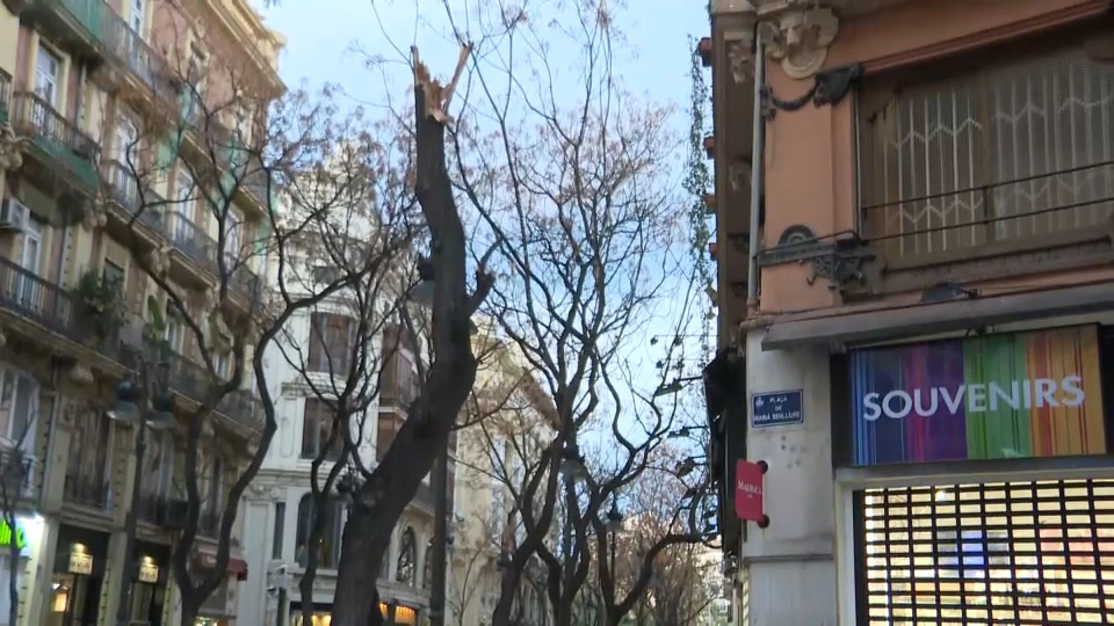 Els bombers treballen en una nau abandonada de Catarroja