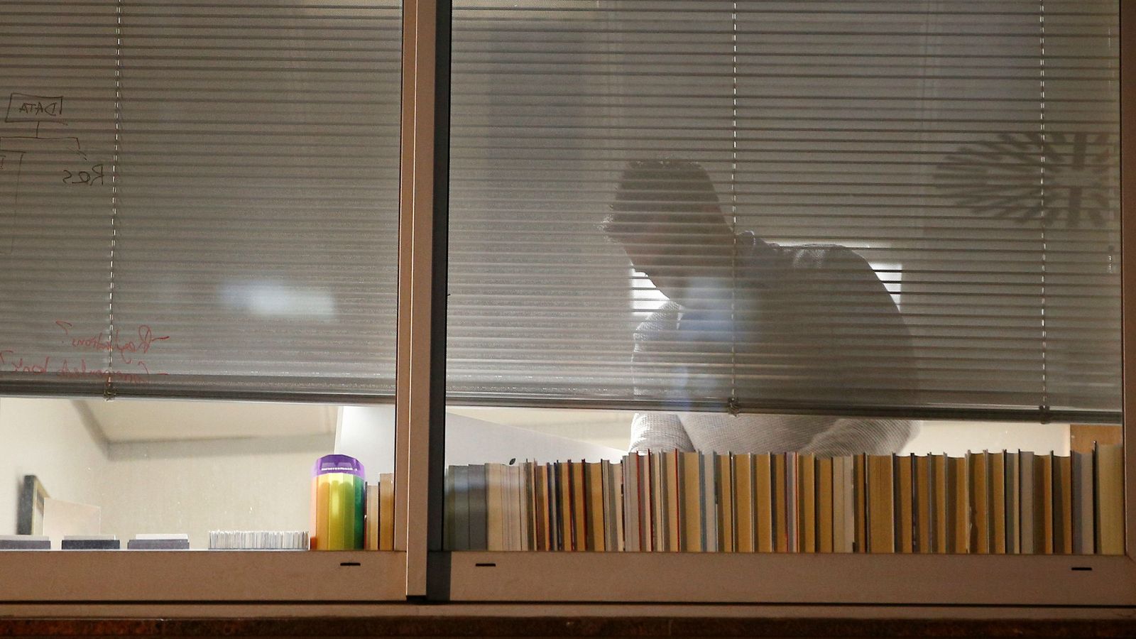 Els investigadors revisen els llibres i arxius a les oficines londinenques de Cambridge Analytica