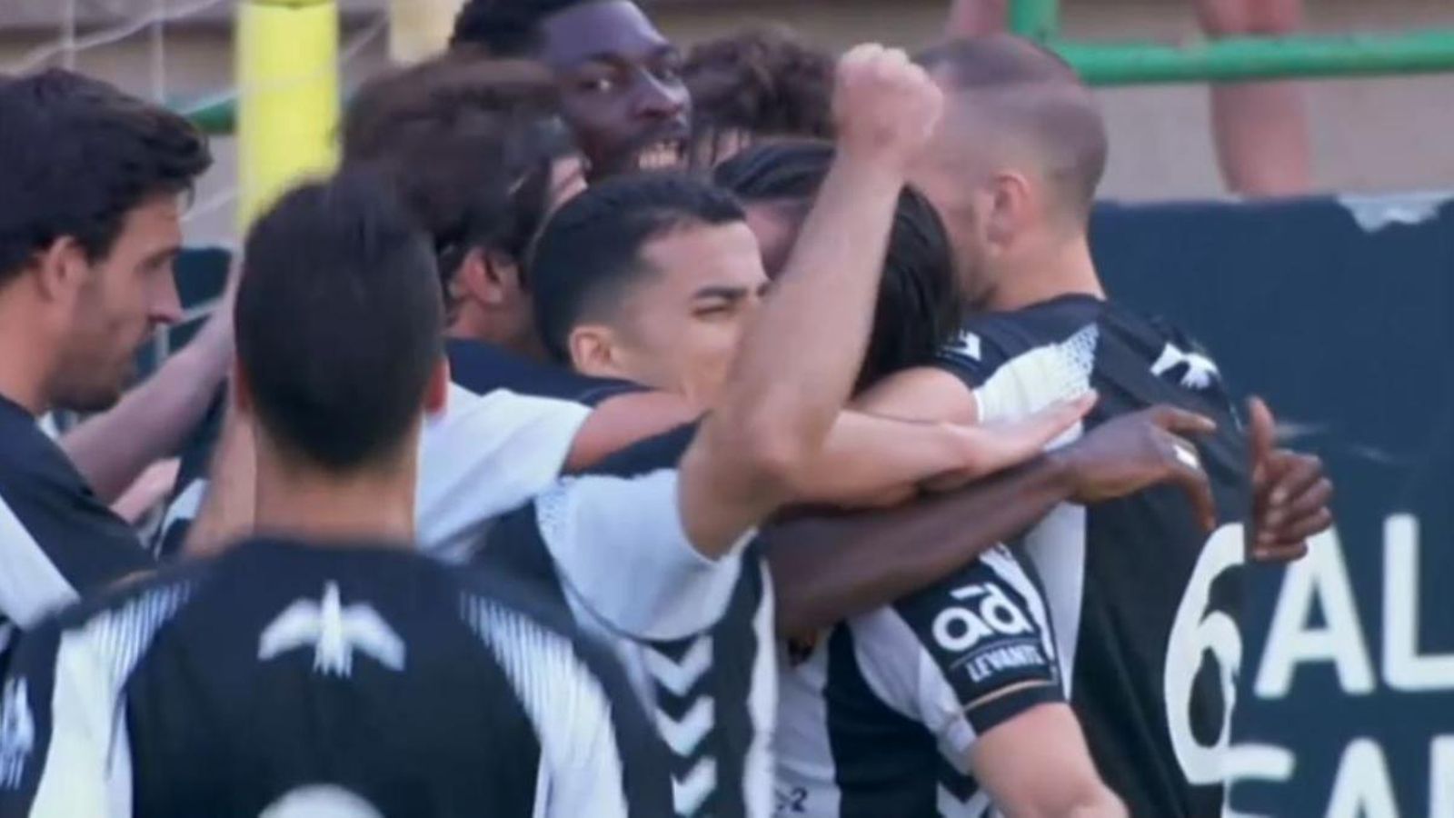 Jugadors del Castelló celebren la classificació.