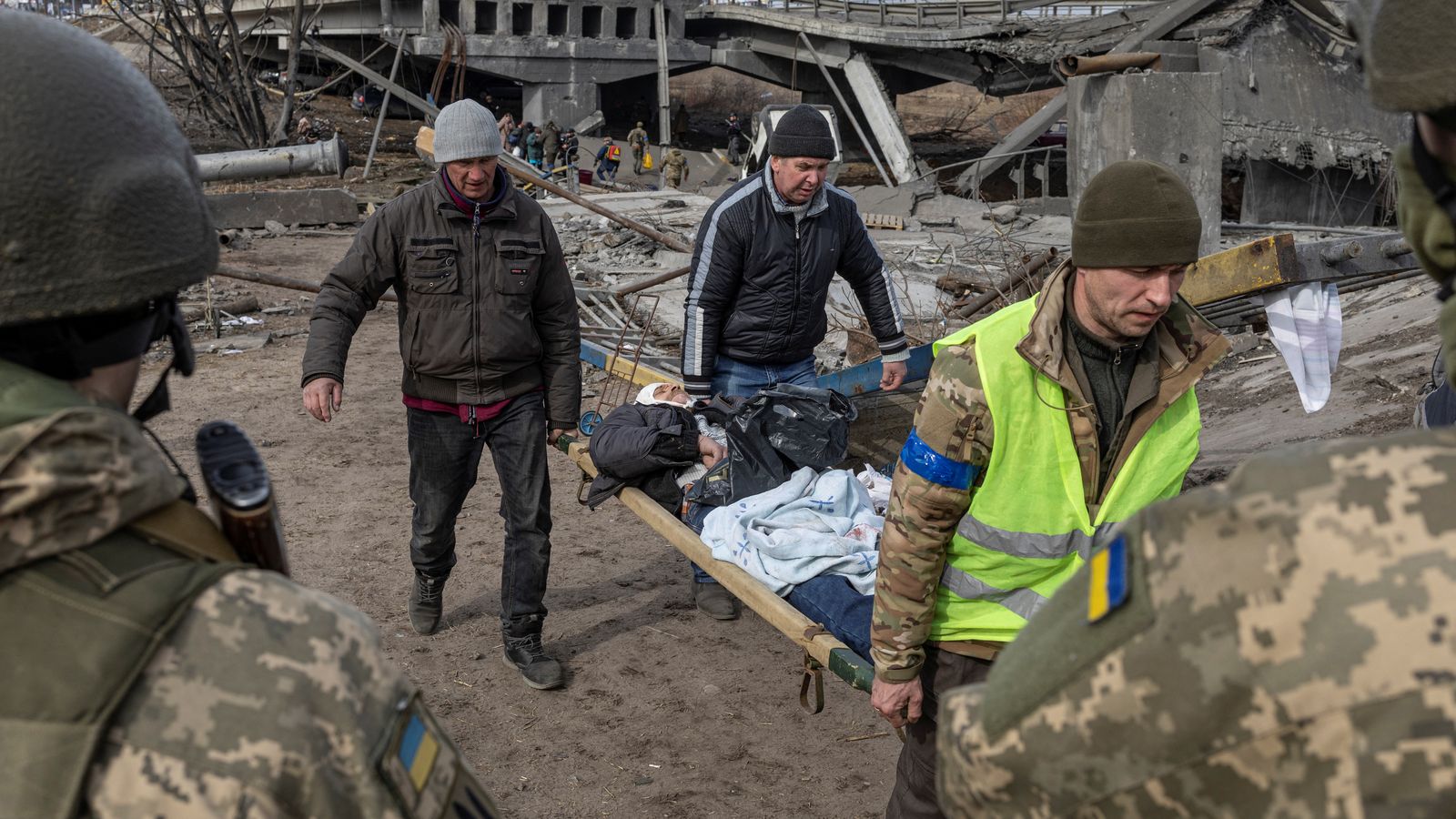 Voluntaris ucraïnesos evacuen un home ferit a Irpín