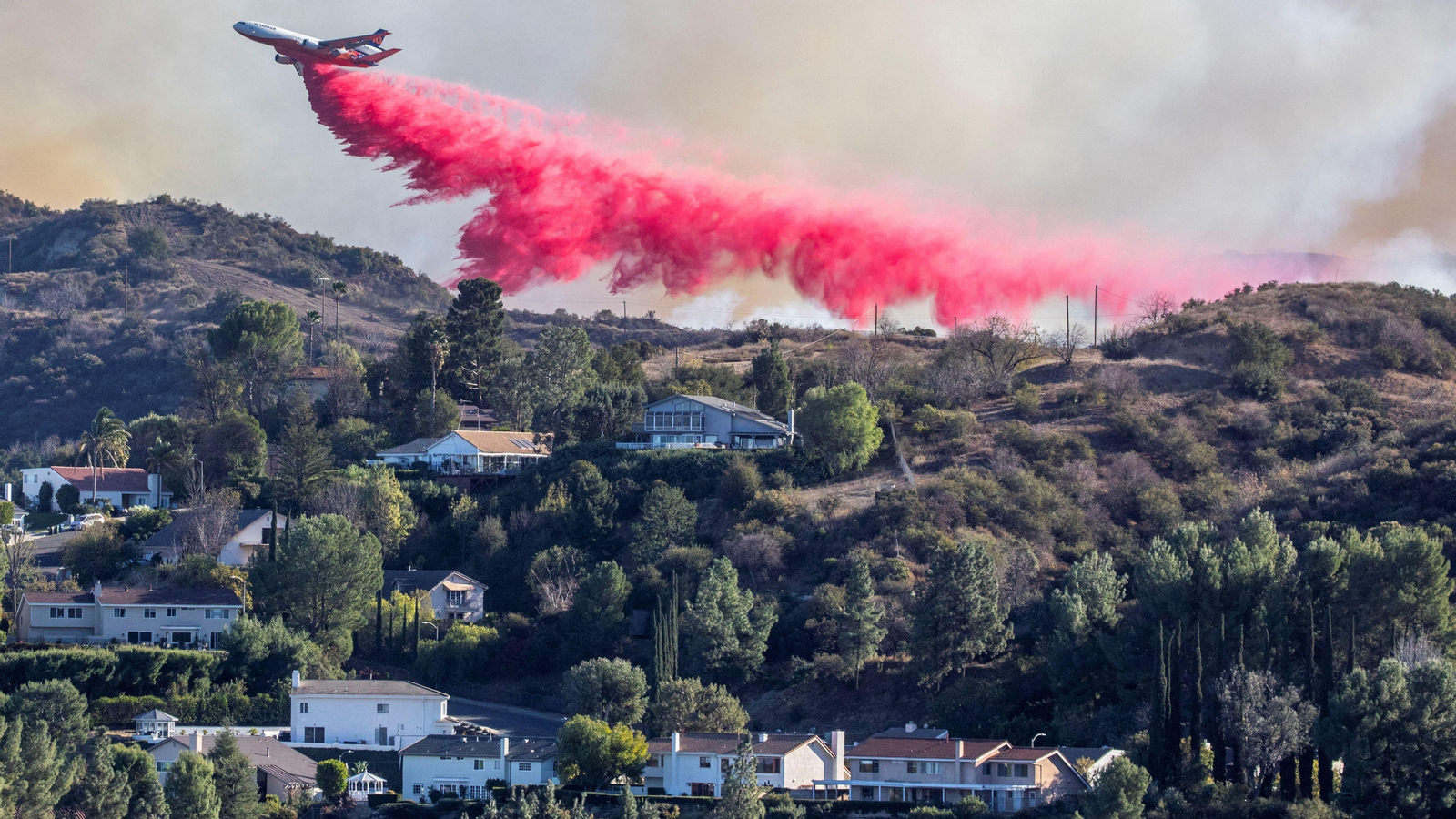 Un dels avions que participa en les tasques d'extinció sobre una part de Palisades que no ha estat afectada pel foc