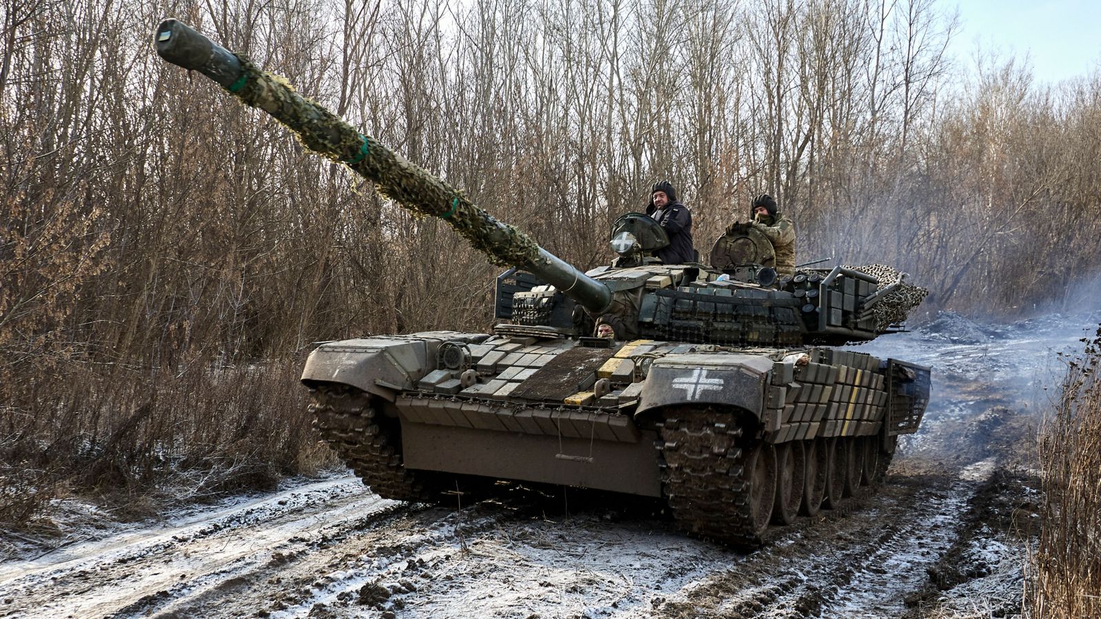 Militars ucraïnesos operen un tanc a la regió de Khàrkiv, a l'est d'Ucraïna