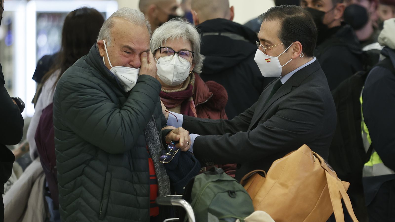 El ministre d'Afers Estrangers rep, a l'aeroport de Madrid, un dels espanyols repatriats visiblement emocionat