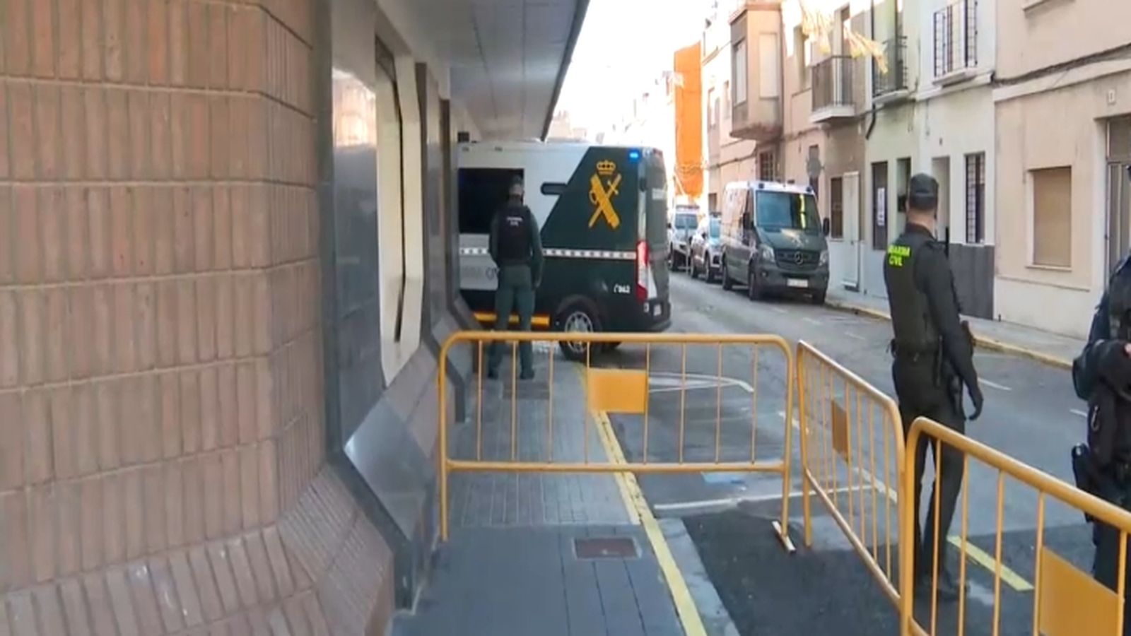 Furgó policial en què ha arribat als jutjats de Sueca l'investigat per l'assassinat del menut Álex el passat gener