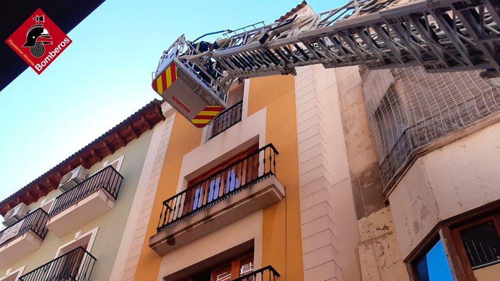 Bombers accedeixen a l'habitatge a Oriola