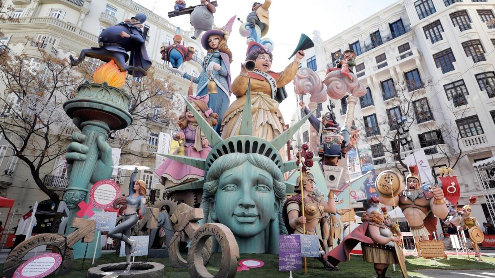 La Falla Almirall Cadarso-Comte d'Altea està dedicada a les sufragistes