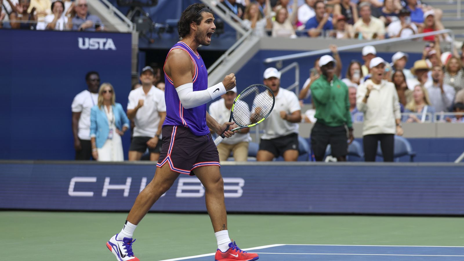 Carlos Alcaraz celebra un punt en el torneig del dobles mixt